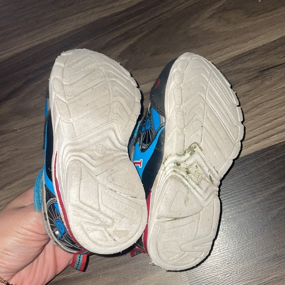 THOMAS THE ENGINE Sneakers SZ 7 - Picture 3 of 3